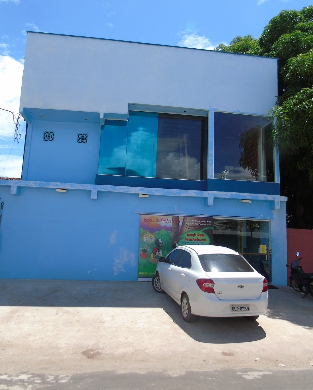 Fachada azul do Centro de Ensino Lira na Av. Perobal, em Macapá